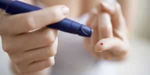 pessoa medindo glicemia para saber se possui diabetes